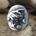 Primo piano di anello vintage in argento con motivo mano celeste, stella e luna. - Taglia 7 / Cielo Stellato Magico Strass Bianco