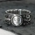 Primo piano dettagliato dell'anello in argento sole e fiore stile punk vintage. - Taglia 6 / Argento Antico