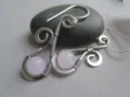 Detail des boucles d'oreilles en cristal rose fil de fer enroulé style vintage artisanal. - Style Enveloppé de Fil Quartz Rose / Argent Antique Quartz Rose