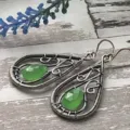 Boucles d'oreilles pendantes en fil de fer faites à main avec des pierres précieuses vertes - Style Goutte Enveloppé de Fil Cristal Vert / Or Noir Cristal Vert