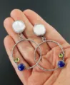 Gedetailleerd opname van 925 zilveren boho statement oorbellen met parels, peridot en lapis lazuli. - Boheems Gemengde Edelsteen Stijl (HE-11500)