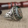 Bague pour homme en argent 925 vintage avec zircon vert et details graves de style retro. - Taille 8 / Argent Antique & Vert Olive