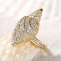 Anello conchiglia dorato con zirconi, gioiello moda stile marino, elegante variante chic. - Taglia 7 / Conchiglia / Oro