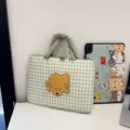 Borsa per laptop a quadretti verdi da 13 pollici con ricamo di cane e comoda maniglia. - Stile Bichon a Scacchiera / Taglia L / Verde