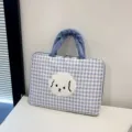 Custodia per laptop a quadri blu 13 pollici con ricamo di cucciolo carino variante. - Stile Bichon a Scacchiera / Taglia L / Blu