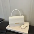 Sac a main blanc pour femme, elegant sac bandouliere en cuir synthetique avec laniere. - Blanc