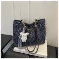Blumen Schultertasche, Dunkelblaue Kleine Blumenmuster, Lässige Pendlertasche mit Hasenanhänger - Dunkelblau Mit Anhänger