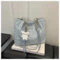 Blaue Blumentasche für Damen, lässige Schultertasche mit Kettengriffen und Plüsch-Anhänger. - Hellblau Mit Anhänger