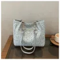 Stylische blaue Blumentasche für Damen, große Schultertasche mit schicken Kettengriffen. - Hellblau Ohne Anhänger