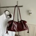 Vintage glanzende PU lederen schoudertas voor dames, grote retro handtas baguette stijl. - Rood