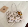 Sac cabas en toile avec motif d'ours, grand sac à main portable et trousse de maquillage pratique. - Avec Pendentif / Blanc