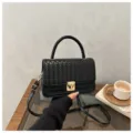 Borsa a tracolla intrecciata nera da donna, elegante borsetta con manico e chiusura. - Nero