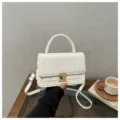 Borsa a tracolla intrecciata elegante, piccola borsa quadrata da donna con ampia tracolla. - Bianco