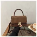 Chic borsa a tracolla intrecciata marrone con manico superiore e chiusura in metallo. - Marrone