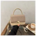 Elegante gewebte Umhängetasche für Damen mit schickem Überschlag und sicherem Metallverschluss. - Khaki
