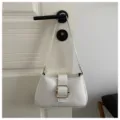 Borsa a tracolla in ecopelle bianca, borsa a baguette minimalista alla moda con fibbia dorata. - Bianco