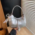 Silberne Schultertasche Tasche mit Perlen Schleife Kordelzug Design, stilvolle Pendler Handtasche. - Mit Perlenanhänger / Silber