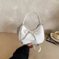 Elegante weiße Beuteltasche mit süßer Schleife, ideal für den täglichen Weg und stilvolle Anlässe. - Ohne Anhänger / Weiß