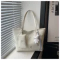 Borsa shopper bianca chic con stampa a farfalla, ciondolo a coniglietto per il lavoro. - Set Due Pezzi (Con Ciondolo) / Bianco