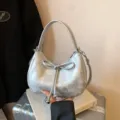 Silberne Schleife Dumpling Schultertasche, stylische lässige Umhängetasche mit Gurt. - Ohne Anhänger / Silber