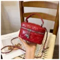 Sac bandoulière matelassé rouge élégant avec chaîne et poignée supérieure pour femmes. - Rouge