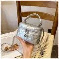 Mini sac boîte matelassé argenté avec poignée et bandoulière chaîne, sac élégant et tendance. - Argent