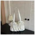 Bolso de hombro fruncido de lunares blancos estilo coreano con lazo de perlas, bolso de cuero. - Blanco Con Colgante