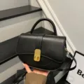 Schwarze Ledertasche Satteltasche mit goldenem Metallschloss, modische Damen Umhängetasche. - Schwarz