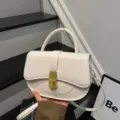 Elegante weiße Damen Satchel Tasche, schicke PU Leder Schultertasche mit goldenem Schloss. - Weiß