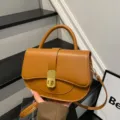 Schicke braune Satteltasche für Damen, elegante Umhängetasche mit Metallverschluss. - Braun