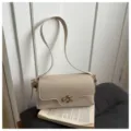 Sac porté épaule beige rétro minimaliste pour femme, élégant sac baguette avec fermoir métallique. - Kaki