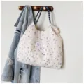 Casual floral tote bag for women, large capacity shoulder bag with stylish bubble fabric design. - Blue