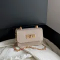Glitterende strass mini schoudertas met gouden ketting en chique draaisluiting voor dames. - Goud
