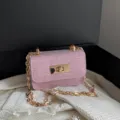 Roze glinsterende schoudertas met ketting, stijlvolle crossbody tas met metalen slot voor dames. - Roze