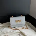 Zilveren glitter kleine schoudertas met gouden draaisluiting en ketting stijlvolle handtas - Zilver