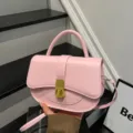 Elegante borsa a tracolla rosa da donna, borsa alla moda in pelle con chiusura in metallo. - Rosa