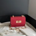 Rode strass mini schoudertas met gouden ketting en draaisluiting stijlvolle crossbody handtas - Rood