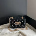 Stijlvolle dames schoudertas van lakleer met polkadots, gouden ketting en handig slotje. - Zwarte Polkadot