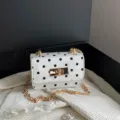 Witte schoudertas met stippen, gouden ketting en slothechting, stijlvolle handtas. - Witte Stippen