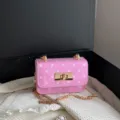 Roze lakleren schoudertas met witte stippen en gouden slot voor stijlvolle dames. - Roze Stip