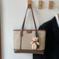Borsa tote intrecciata da donna, grande borsa a spalla casual con simpatico ciondolo orsetto. - Con ciondolo / Kaki