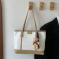 Chic borsa tote intrecciata bianca con finiture marroni e ciondolo orsetto, borsa a spalla casual. - Con ciondolo / Bianco