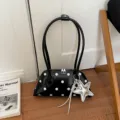 Zwarte schoudertas met polka dot, stijlvolle okseltas met chique zilveren bedel. - Zwart Met Konijnenhanger