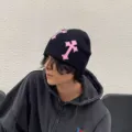 Bonnet en tricot noir unisexe avec patchs croix roses, style streetwear branché et tendance. - Bonnet en tricot à trois croix - Noir