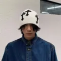 Bonnet en tricot unisexe avec patchs croix noirs, style streetwear sombre bonnet d'hiver blanc. - Bonnet en tricot à trois croix - Blanc