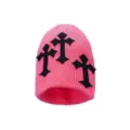 Bonnet en tricot rose avec des écussons de croix gothiques noires, streetwear tendance hiver. - Bonnet en tricot à trois croix - Rose