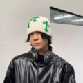 Bonnet en tricot unisexe avec patchs de croix verte, style streetwear sombre automne hiver. - Bonnet en tricot à trois croix - Beige