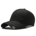 Klassische schwarze Herren Baseballcap aus Baumwollmischung mit stilvollem Metall-Dekor. - Schwarz
