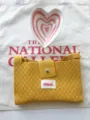 Gelbe Strick Umhängetasche Detailansicht, kleine Handytasche mit Herzschale und Leinwand. - Gelb