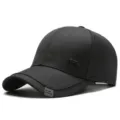 Klassische schwarze Baseballkappe aus Baumwollmischgewebe mit Metallakzent für Herren. - Grau